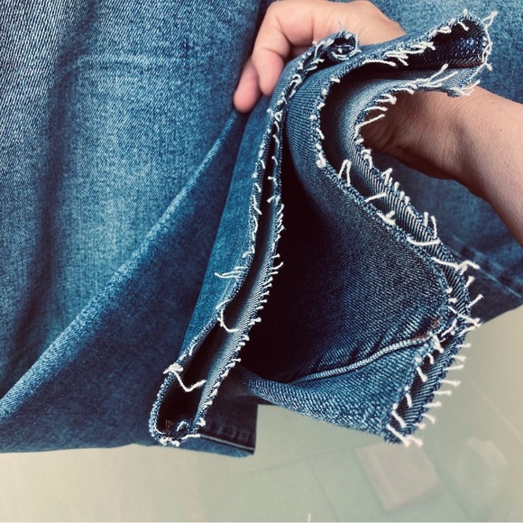 RW  & CO Sz 31 High Rise Raw Hem Crop Distressed Mid Wash Jeans NEW WITH TAGS - Picture 3 of 14